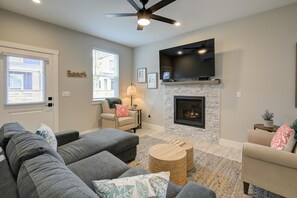 Een televisie en een open haard