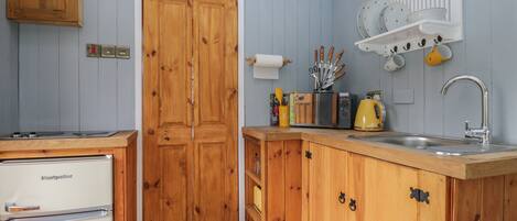 Jääkaappi, vedenkeitin, leivänpaahdin