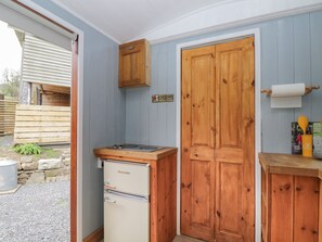 Fridge, electric kettle, toaster, cookware/dishes/utensils - Rabbit Hill Hut (Abergavenny)