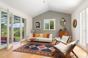 Villa | Wohnbereich | 32-Zoll-Flachbildfernseher mit Kabelempfang, Fernseher, Kamin