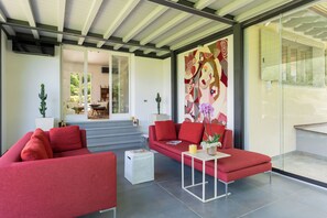 Huvila | Oleskelualue | 32–tuumainen taulutelevisio, jossa kaapelikanavat