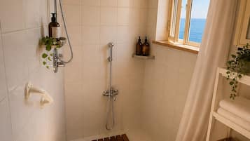 Douche, sĂšche-cheveux, bidet, serviettes fournies