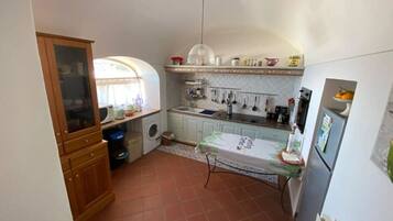 KĂŒhlschrank, Mikrowelle, Ofen, Wasserkocher