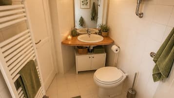 Douche, sĂšche-cheveux, bidet, serviettes fournies