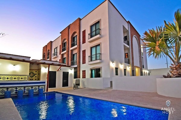 This recently constructed condo is the ideal stay for friends & couples in La Paz!