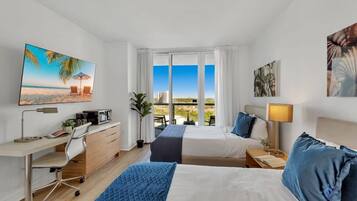 Een bureau, een strijkplank/strijkijzer, reisbedje, wifi