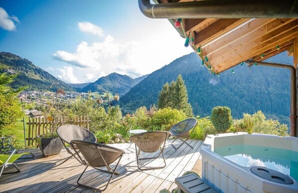 Outdoor spa tub - Terrace, balcony, fireplace or stove, parking, tv, 180m², Châtel (Châtel)