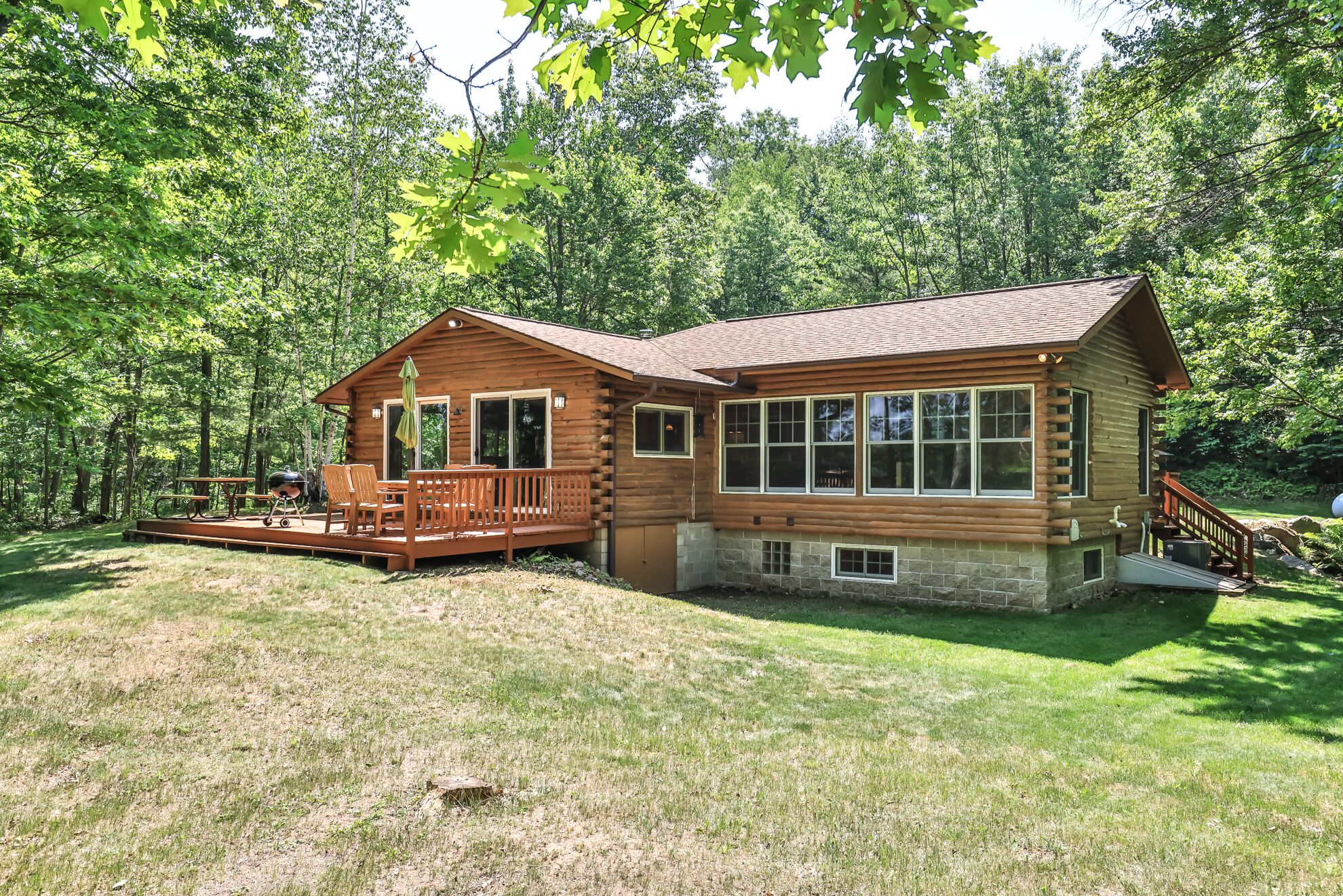 Lake Front Family Paradise! Gorgeous 3 bedroom surrounded by wildlife.