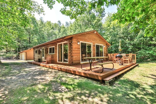 Lake Front Family Paradise! Gorgeous 3 bedroom surrounded by wildlife.