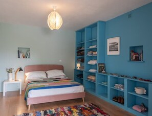 4 habitaciones, escritorio y tabla de planchar con plancha 