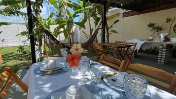 Café da manhã com buffet grátis todos os dias