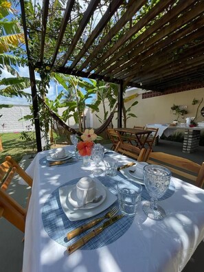 بوفيه فطور مجانًا يوميًا