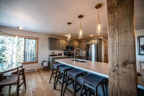 Luxury-Chalet, 4 Schlafzimmer, Bergblick | Eigene Küche | Großer Kühlschrank, Mikrowelle, Ofen, Herdplatte