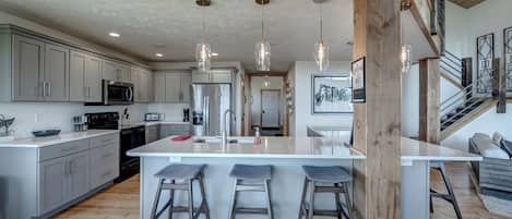 Chalet Luxe, 4 chambres, vue montagne | Cuisine privée