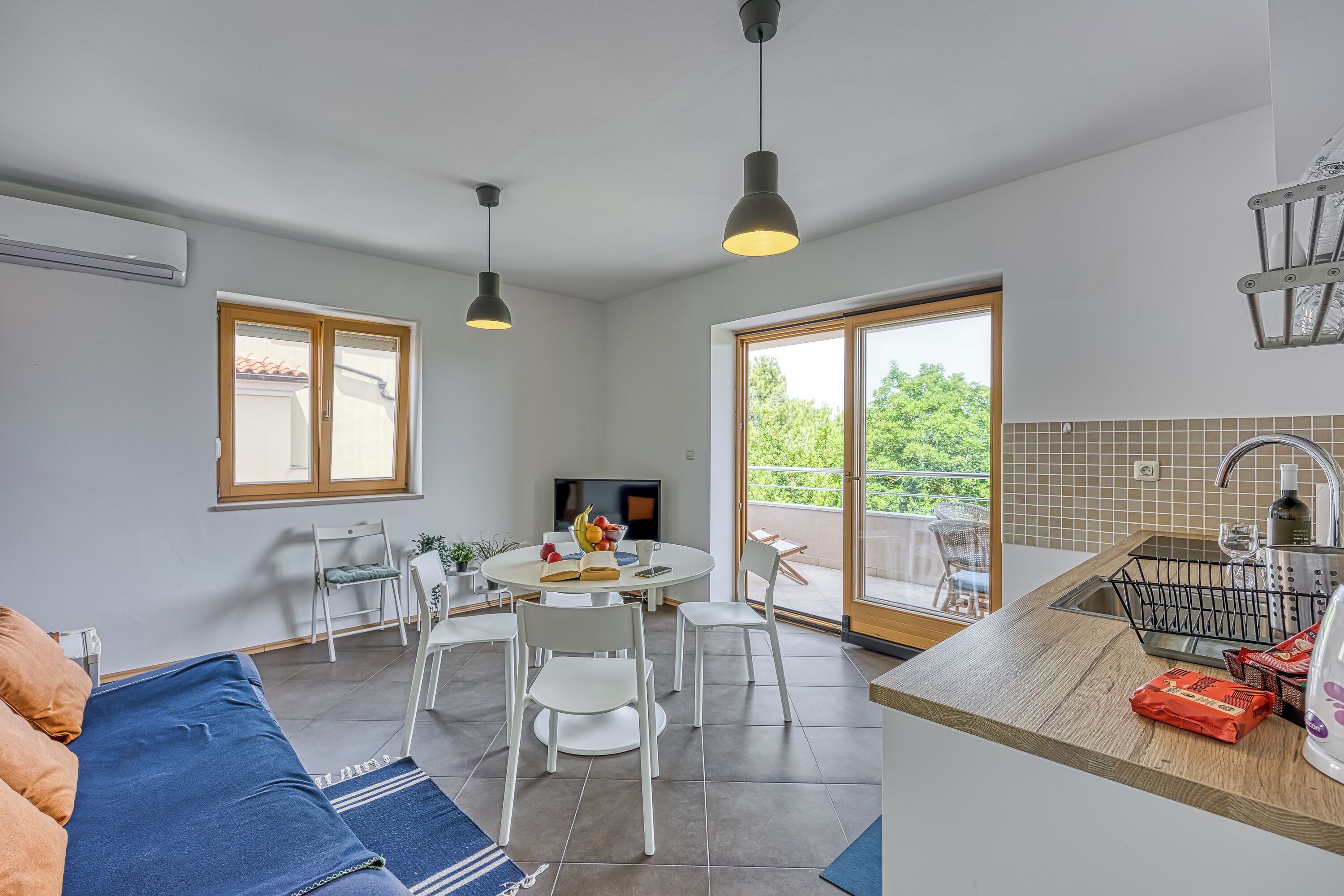 Televisión de pantalla plana de 21 pulgadas con canales por satélite