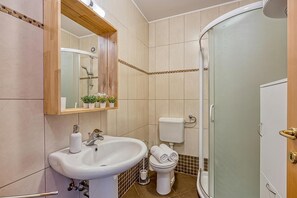 Departamento familiar, varias habitaciones (Apartment Good Life) | Baño | Regadera, secadora de cabello, toallas, jabón 