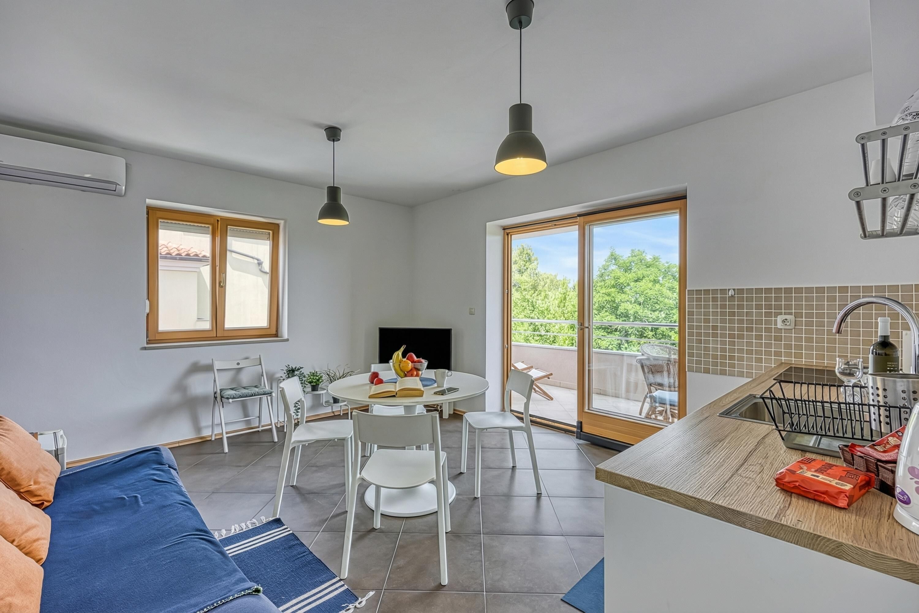 Appartamento familiare, camere multiple (Apartment Good Life) | Area soggiorno | TV a schermo piatto 21 pollici con canali satellitari
