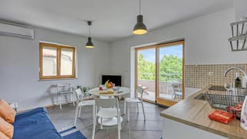 Appartamento familiare, camere multiple (Apartment Good Life) | Area soggiorno | TV a schermo piatto 21 pollici con canali satellitari