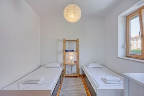 2 soverom, strykejern/-brett og sengetøy