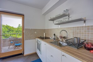 Kjøleskap, ovn, kokeplater og kaffetrakter/tekoker