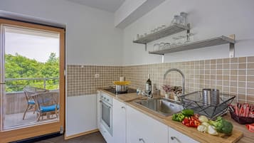 Fridge, oven, stovetop, coffee/tea maker