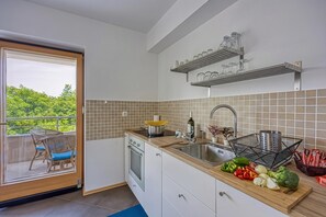 Fridge, oven, stovetop, coffee/tea maker - Apartment Good Life (Medulin)