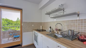 Fridge, oven, stovetop, coffee/tea maker