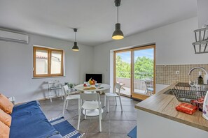 Apartamento família, vários quartos (Apartment Good Life) | Área de estar | TV de tela plana 21 polegadas com canais via satélite