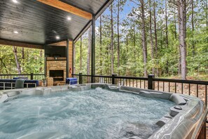 Outdoor spa tub - Forever In Blue Jeans in Hochatown/Broken Bow,OK (Broken Bow)
