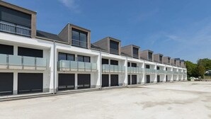 Une rangée de bâtiments modernes dotés de grandes fenêtres et de balcons, qui font probablement partie d’un hôtel ou d’un complexe résidentiel.
