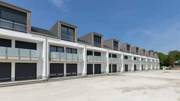 Eine Reihe moderner Gebäude mit großen Fenstern und Balkonen, vermutlich Teil eines Hotels oder Wohnkomplexes.