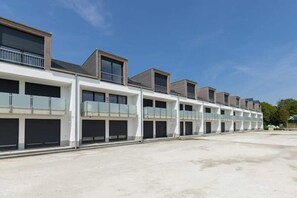 Une rangée de bâtiments modernes dotés de grandes fenêtres et de balcons, qui font probablement partie d’un hôtel ou d’un complexe résidentiel.