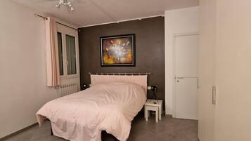 2 Schlafzimmer, Schreibtisch, Bügeleisen/Bügelbrett, kostenloses WLAN