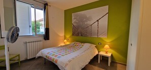2 habitaciones, escritorio, tabla de planchar con plancha y wifi gratis