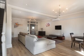 Ferienhaus (3 Bedrooms) | Wohnbereich | 42-Zoll-LED-Fernseher mit Satellitenempfang, Fernseher