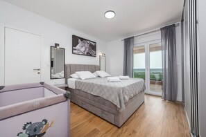 4 bedrooms, soundproofing, free cots/infant beds, bed sheets - Villa Katarina (Benkovac)