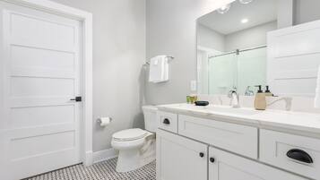 Douche, sèche-cheveux, serviettes fournies, savon