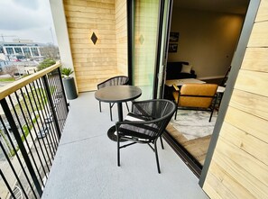 Free WiFi, bed sheets - Motif on Nashville's Music Row (Nashville)