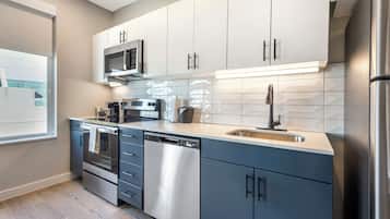 Refrigerador con freezer, microondas, horno, placa de cocina