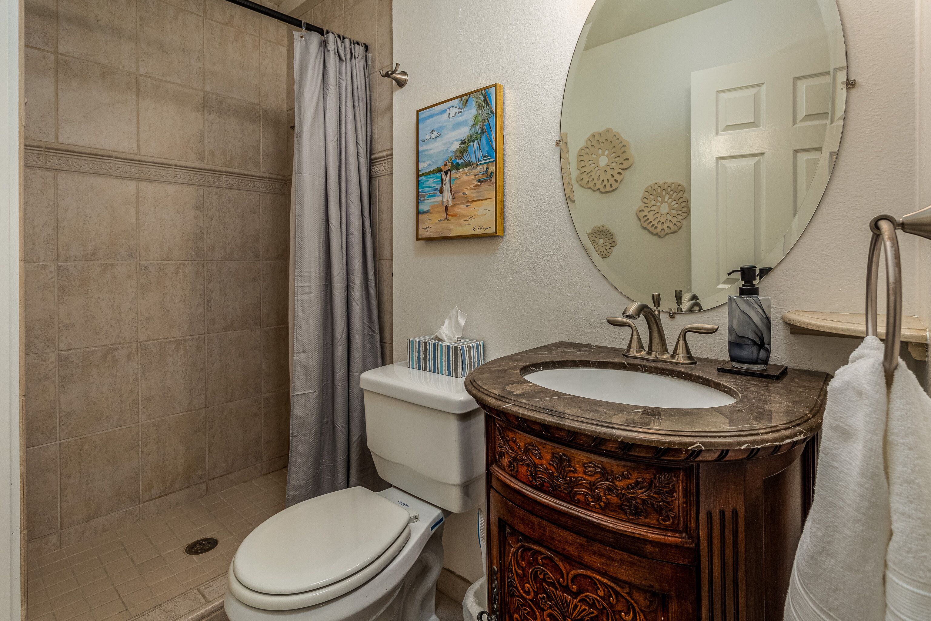 Een badkamer met toilet, wastafel en douche.