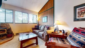 Ein gemütliches Wohnzimmer mit Kamin, zwei Sofas, einem Couchtisch und einer Lampe.