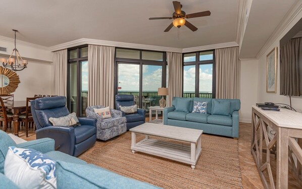 Condo, 4 habitaciones | Área de sala de estar