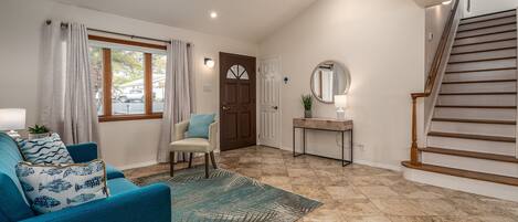 House, 5 Bedrooms | Living area | Smart TV