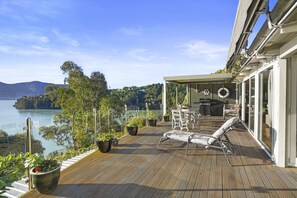 Outdoor dining - Kaioruru View - Diamond Harbour Holiday Home (Diamond Harbour)