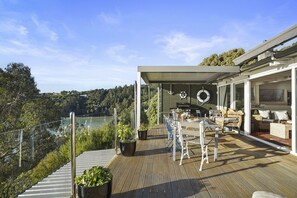 Outdoor dining - Kaioruru View - Diamond Harbour Holiday Home (Diamond Harbour)