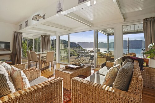 Kaioruru View - Diamond Harbour Holiday Home