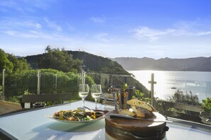 Outdoor dining - Kaioruru View – Diamond Harbour Holiday Home (Diamond Harbour)