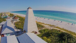 Un complexe hôtelier de bord de mer doté d’un bâtiment remarquable en forme de pyramide, d’une plage de sable et d’une vue dégagée sur l’océan.