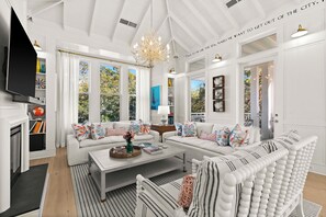 Smart-TV, Tischtennisplatte, Bücher, Stereoanlage