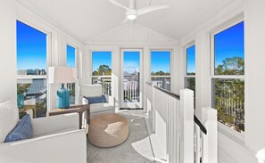 Smart-TV, Tischtennisplatte, Bücher, Stereoanlage